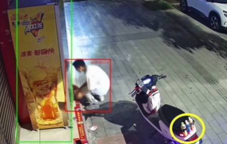 AI视频监控画面曝光，临街超市户外冰柜屡次被盗